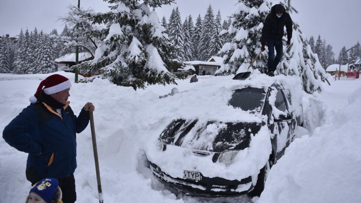 vremea rea a facut prapad in aproape toata tara vantul a batut cu puterea unui uragan