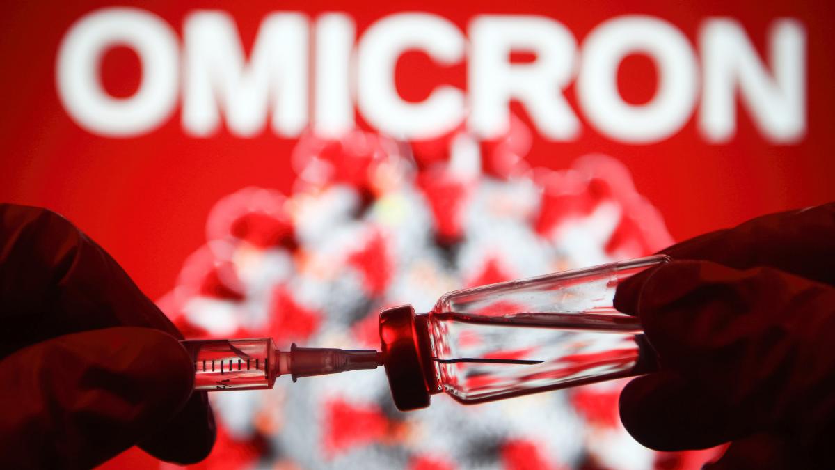 Varianta Omicron se manifestă diferit în cazul persoanelor vaccinate