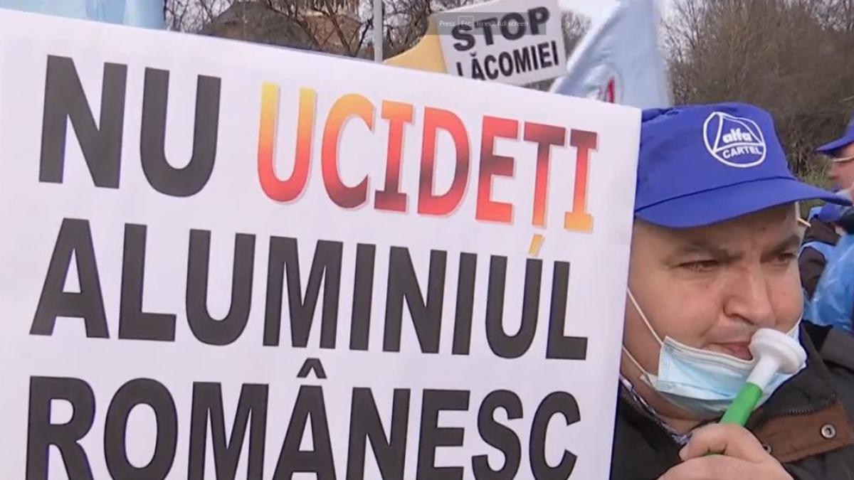 mii de muncitori de la alro slatina si alum tulcea au continuat protestat in fata guvernului
