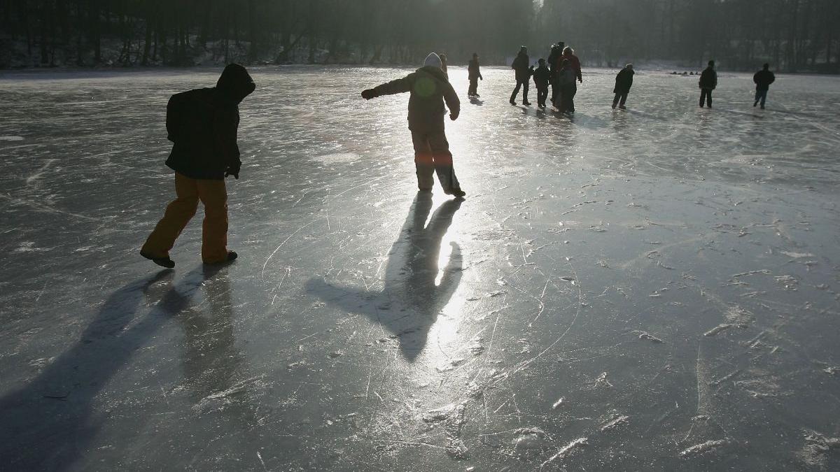 trei copii cazut lac inghetat dumbravita brasov