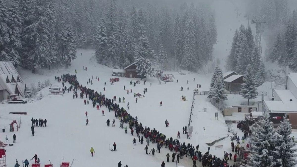 sute de turisti din poiana brasov au format marea mica unire la telegondola