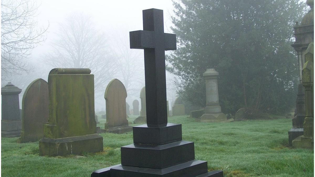 jefuitori de morminte saltati de politisti la prima ora fortau intrarea in cavouri si furau