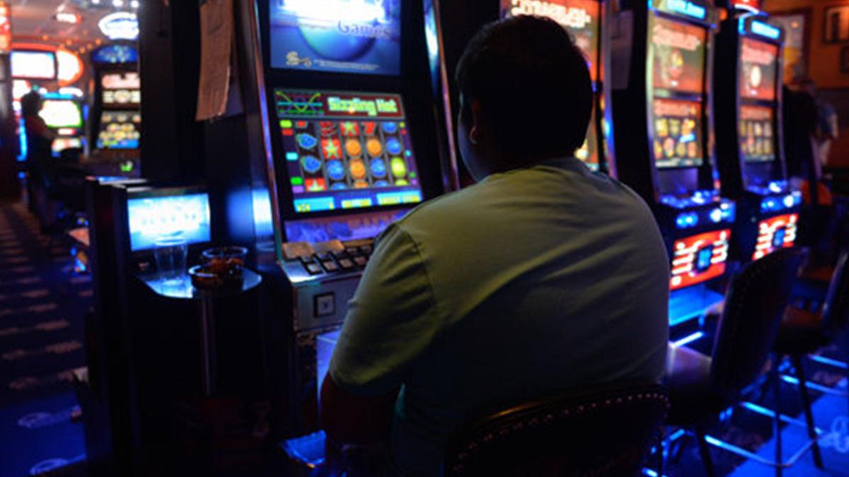 amenda record barbat roman neamt apel 112 sala de jocuri pacanele