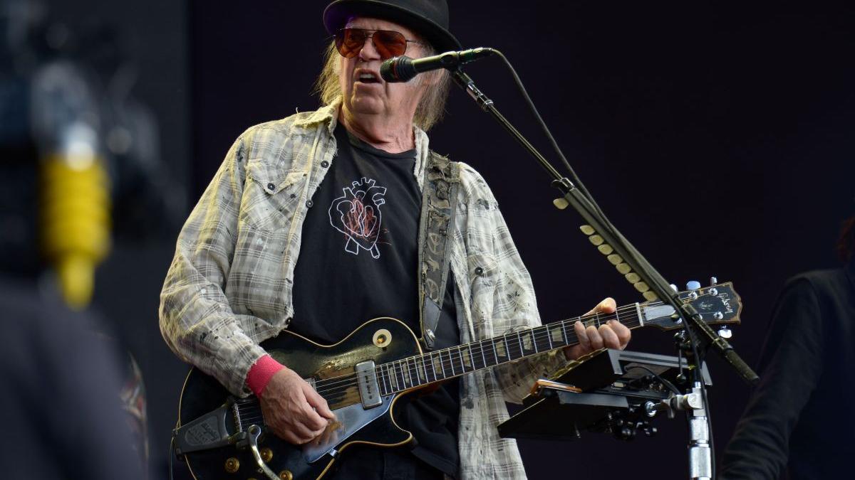 neil young joe rogan spotify covid disputa