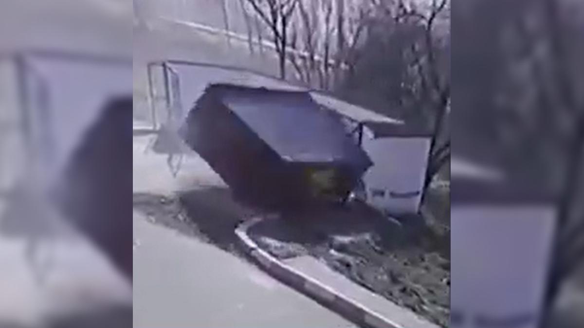 imagini femeie baraca metalica rastunata de vant in gorj