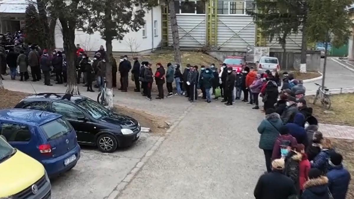 sute de oameni la centrul de vaccinare in asteptarea voucherelor de masa