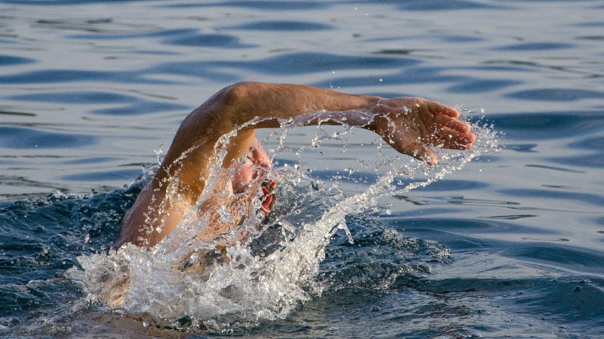 primul roman care a castigat titlul performanta anului 2021 la inot in apele deschise