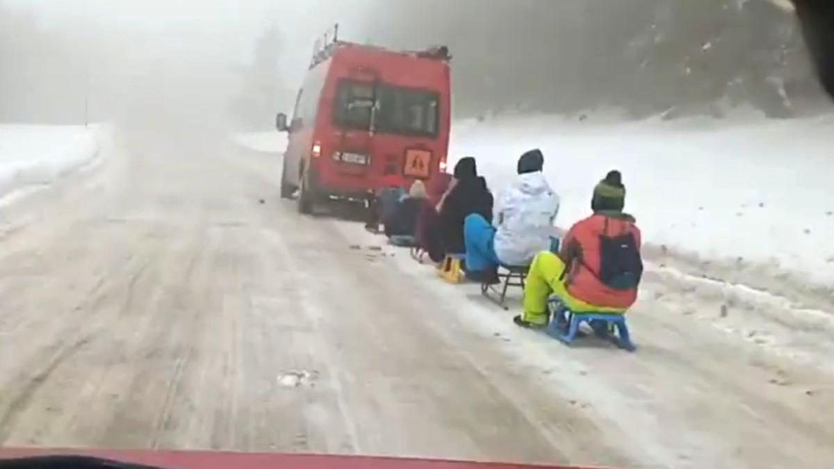 sase copii sanii trasi microbuz sosea zapada