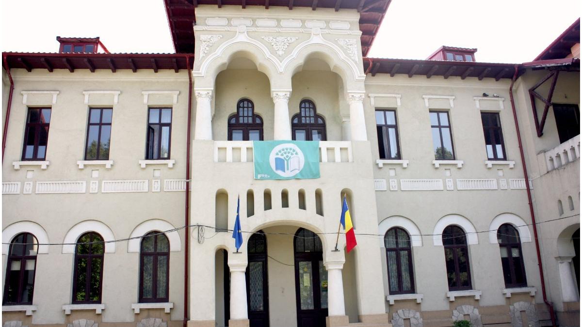 elevii de liceu care au publicat sumele platite pentru fondul clasei si cadouri solicitam