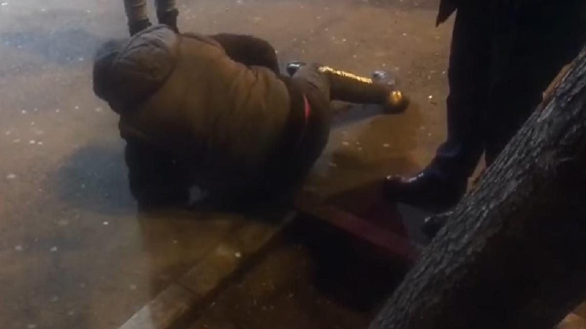 barbat retinut de un jandarmn dupa ce a agresat o femeie in gara de nord bucuresti