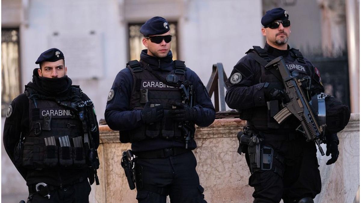 moldovean sarit pe geam politie usa tanar sedere ilegala italia