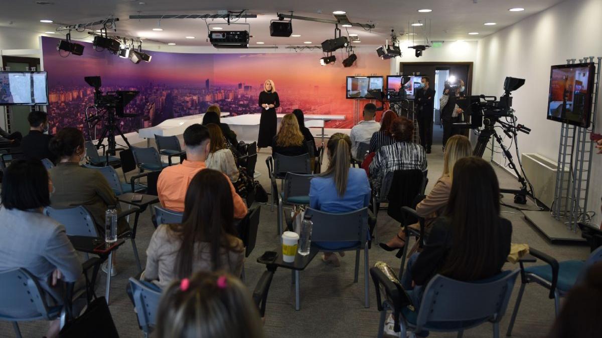 intact media academy reia cursurile de reporter sau prezentator tv