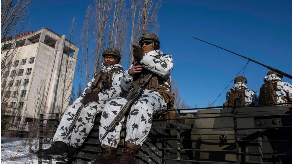 soldati ucrainieni ruine razboi cernobil