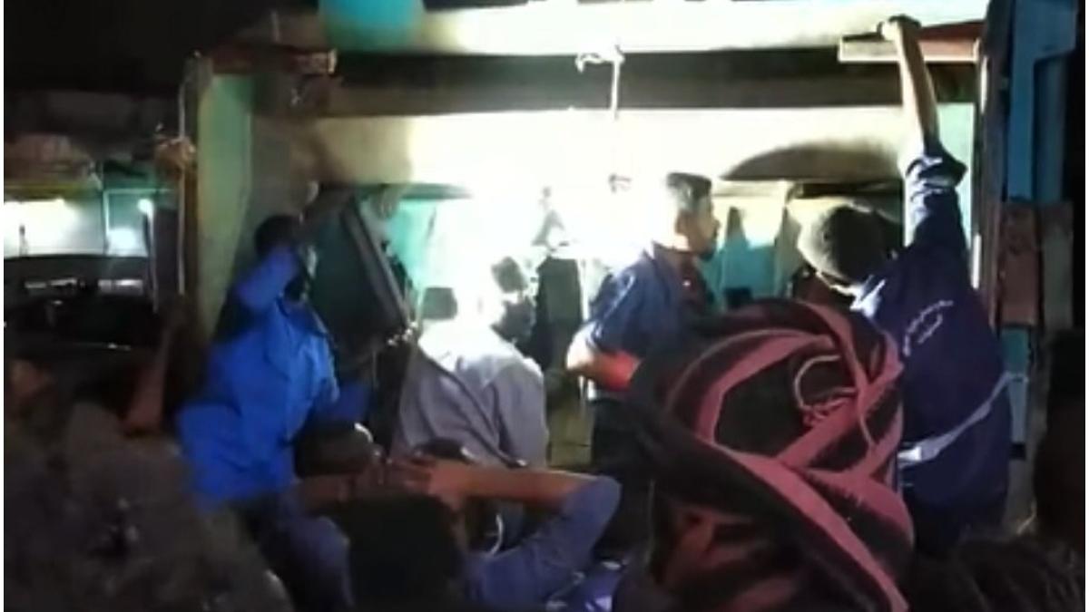 baiat 10 ani salvat opt ore blocat camion gunoi sudan