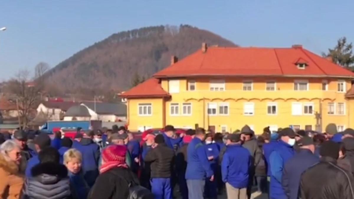 sute angajati uzina armament cugir protesteaza