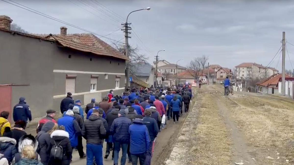 sute de oameni au iesit in strada la cugir pentru a patra zi la rand