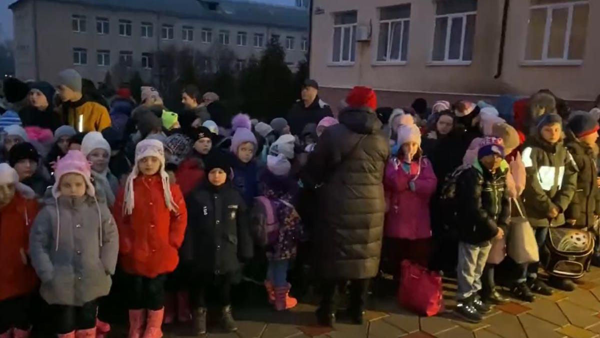 cozi uriase oameni frontiera ucraina rusia evacuare lugansk donetsk