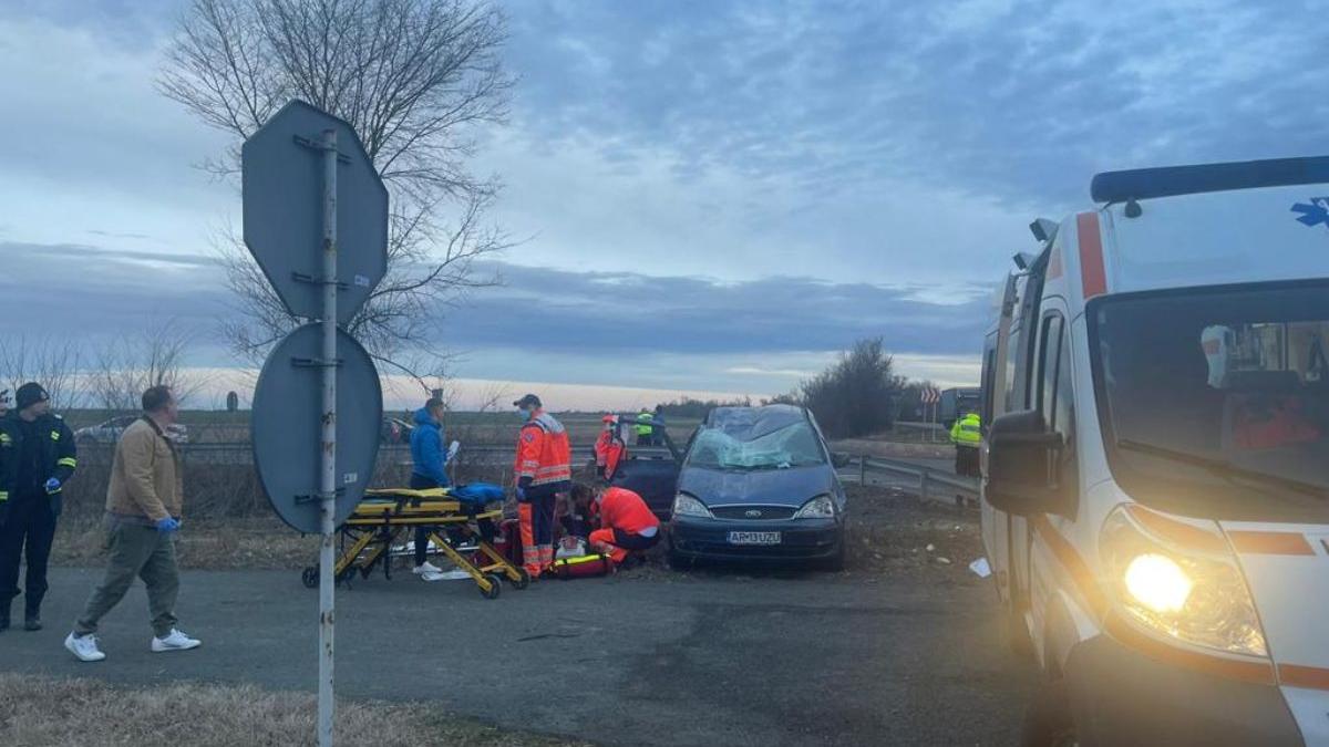 copil mort cinci raniti masina rasturnata accident sens giratoriu santana arad
