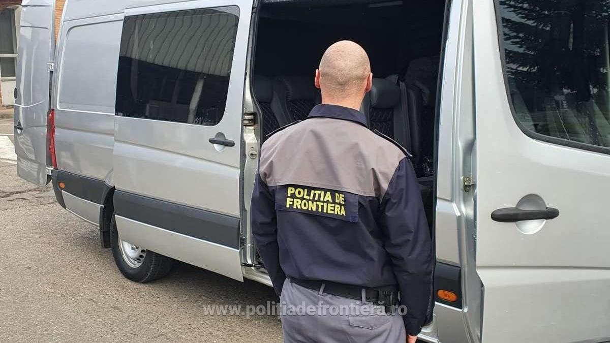 retea trafic de migranti politist frontiera
