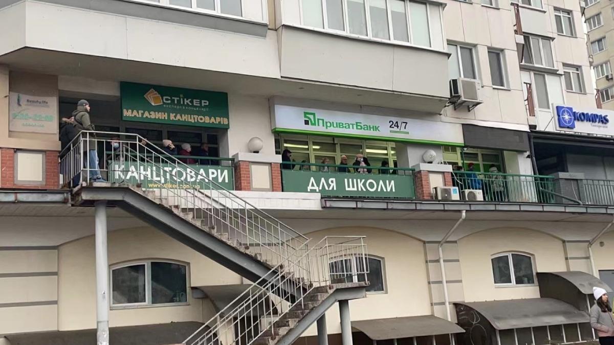 cozi lungi bancomate kiev oamenii scoata banii rusia atac ucraina