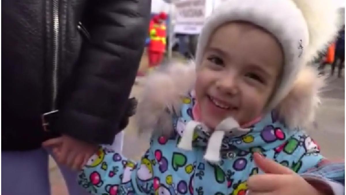 mama cu copilul in carucior in lacrimi la intrarea in romania in kiev nu mai avem mancare