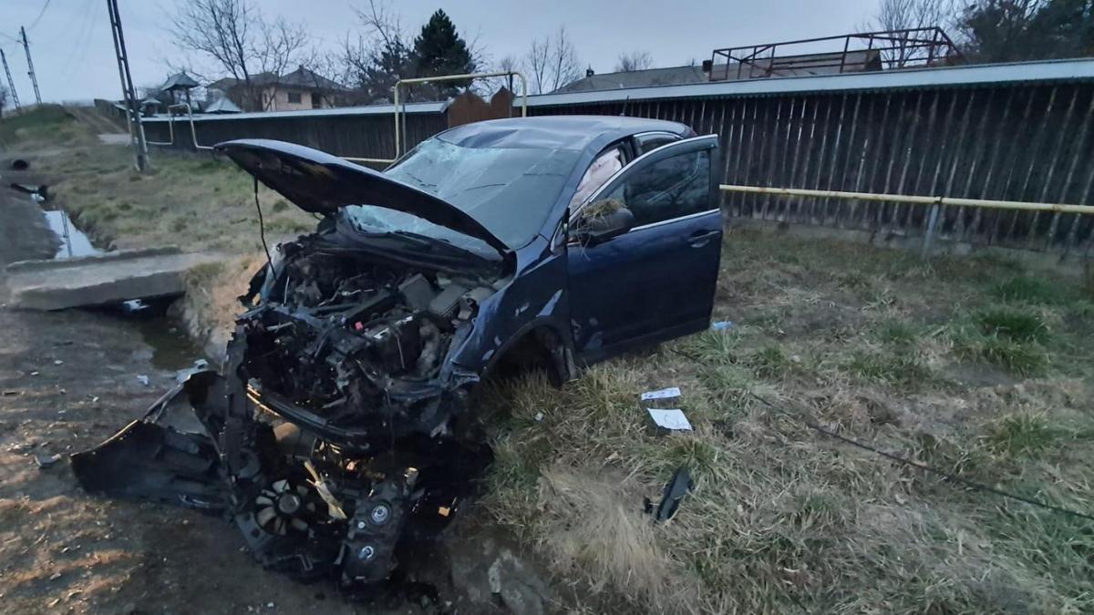 o masina inmatriculata in ucraina care transporta refugiati accident rutier pe o sosea din neamt