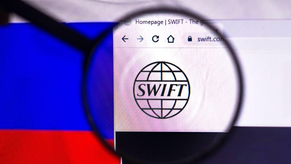 comisia europeana excludere banci rusia sistem tranzactii swift