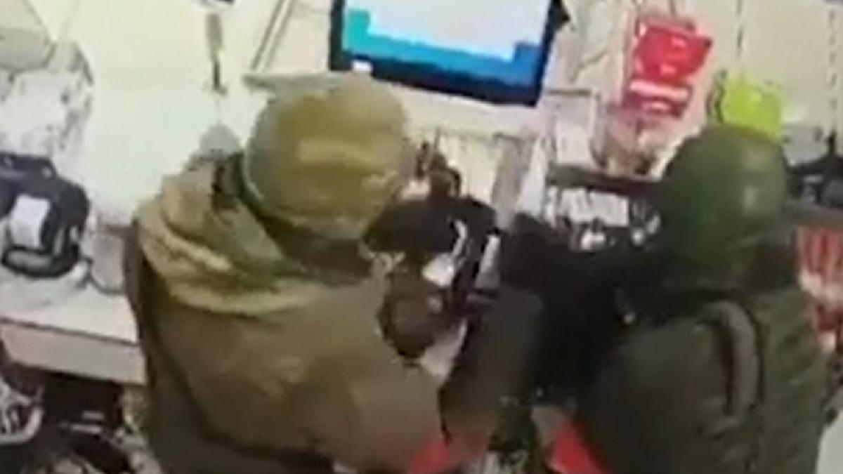 militari rusi magazin ucraina