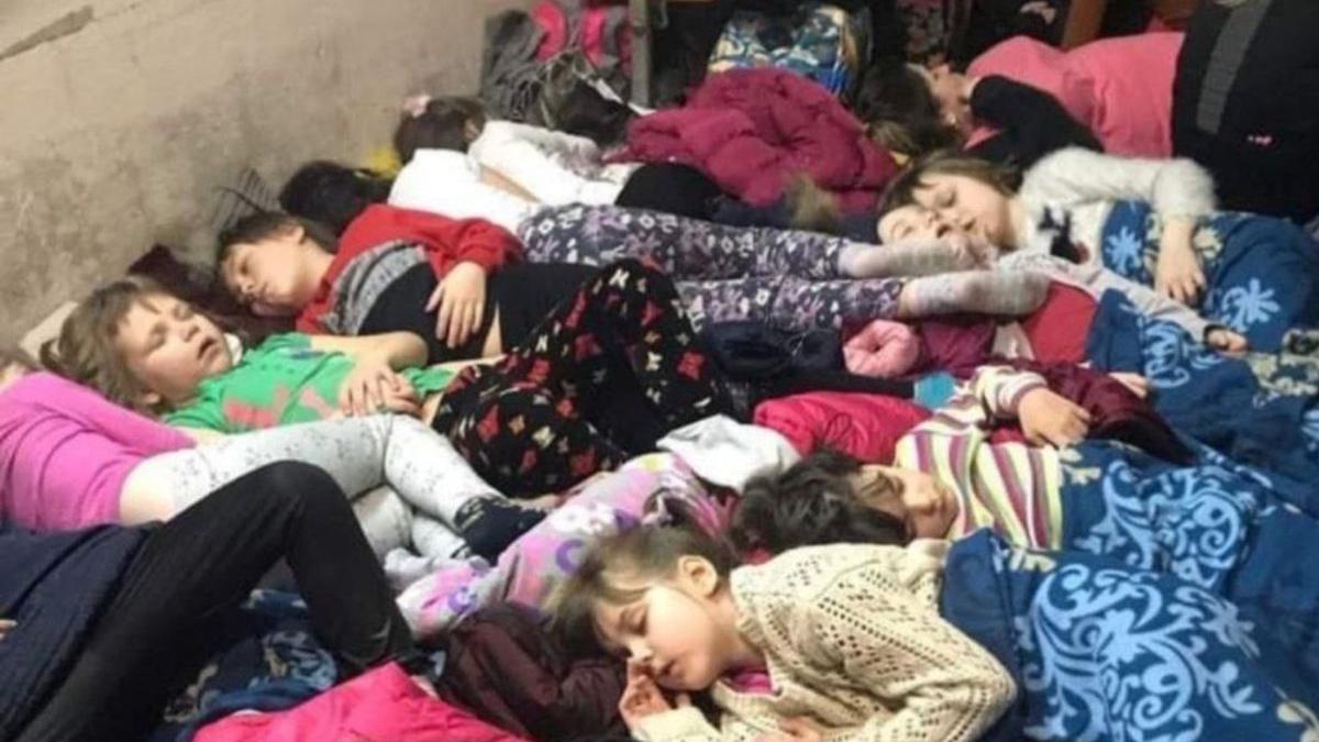 copii dorm ghemuiti buncar afara rasuna sirene razboi