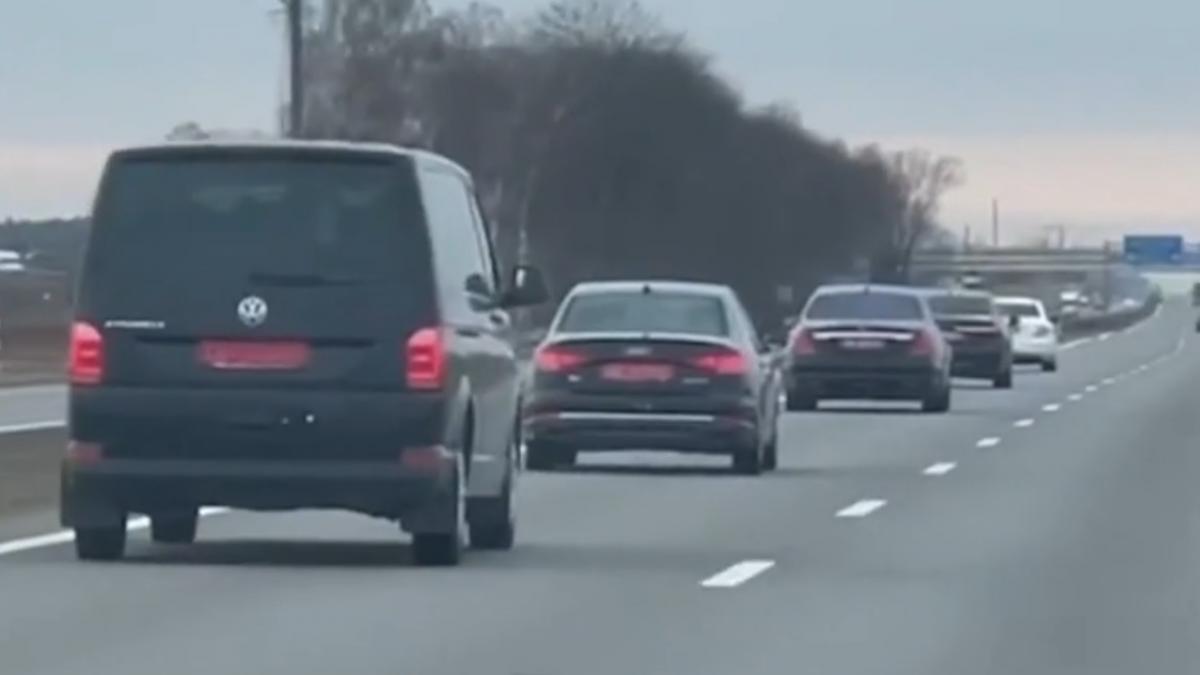 imagini cu delegatia rusa care se indreapta spre locul noilor negocieri