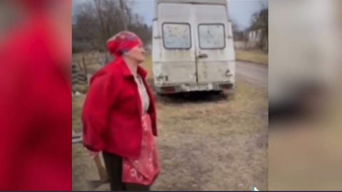 bunica ucraina alunga rusii cu toporul