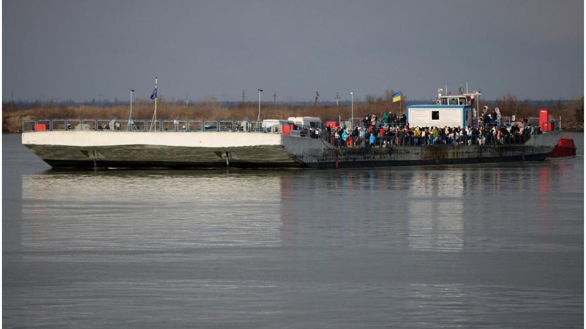 oameni fug ucraina romania feribot