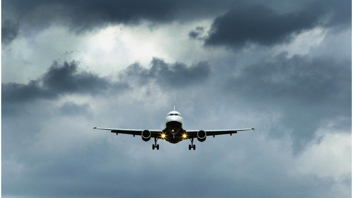 alerta cu bomba la bordul unui avion care zbura deasupra romaniei