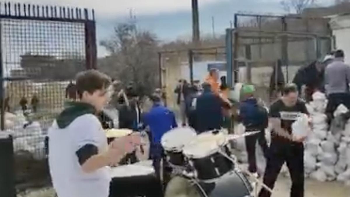 oameni odesa construiesc fortificatii tanar tobe its my life bon jovi