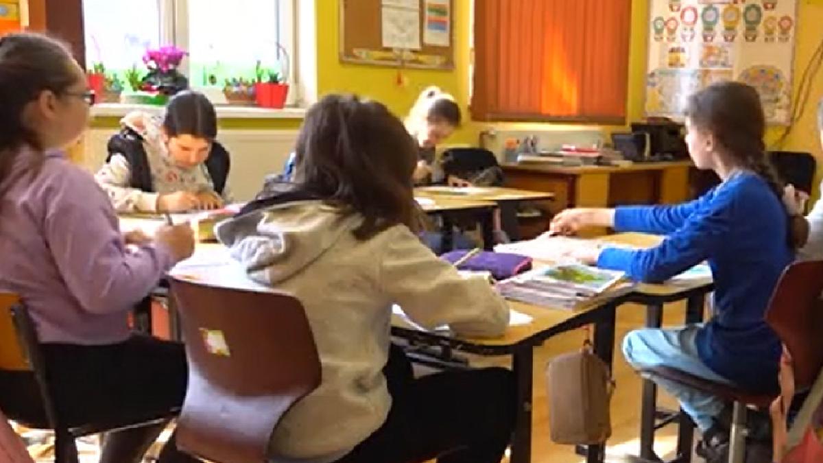 zeci de ucraineni invata limba romana la cea mai mare biblioteca din galati