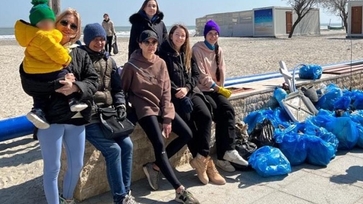 refugiati ucraineni mamaia curatat plaja