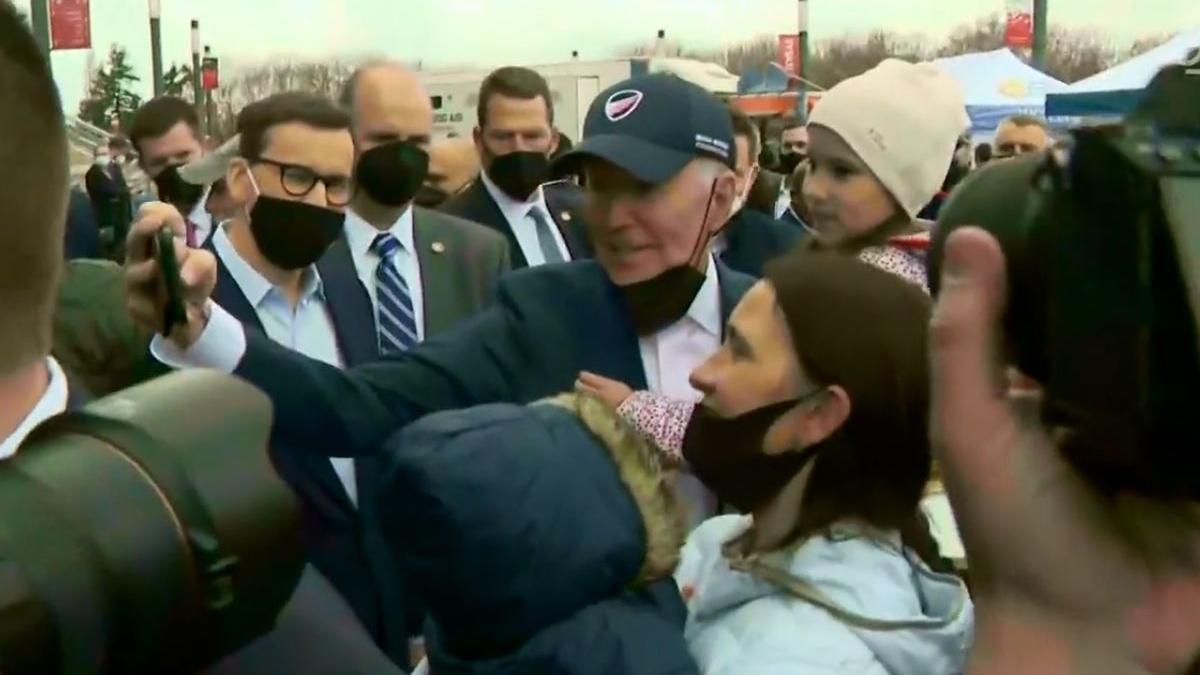 joe biden refugiati selfie fetita ucraina vladimir putin macelar
