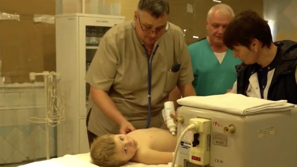 bebelusi bolnavi buncare traiasca medic copil ranit plange