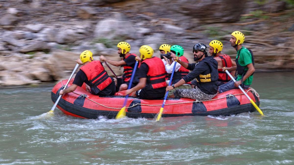trei barci 21 oameni rasturnat raul jiu tanar mort altul resuscitat