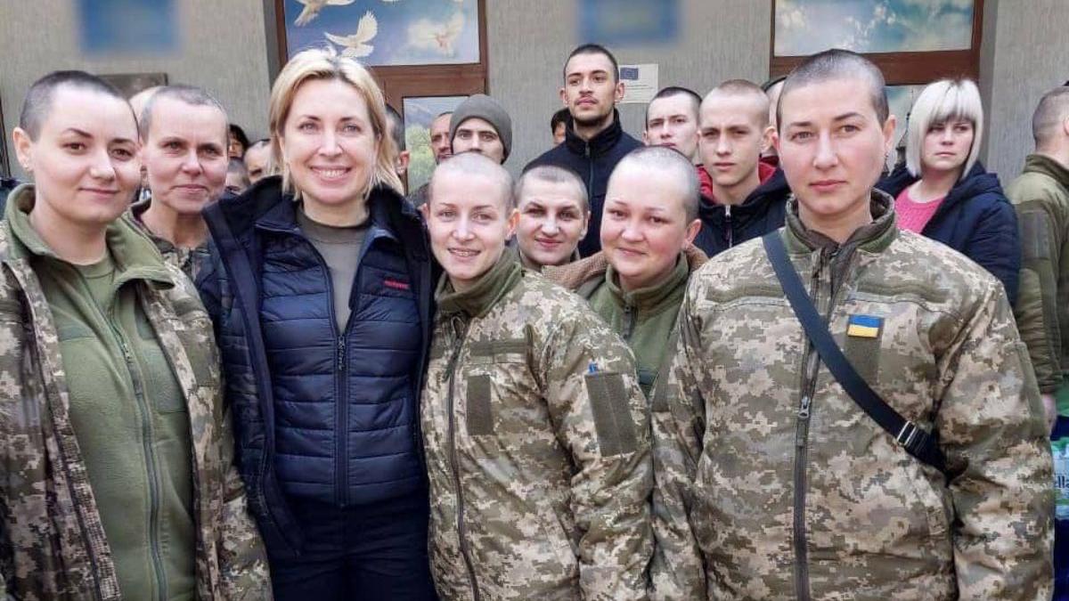 femei armata ucraineana prizoniere rase in cap soldati rusi