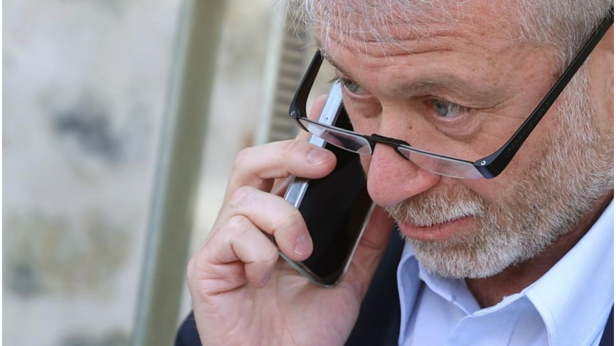 da si mie un milion miliardarul rus roman abramovici se impumuta de la prieteni pentru a si putea