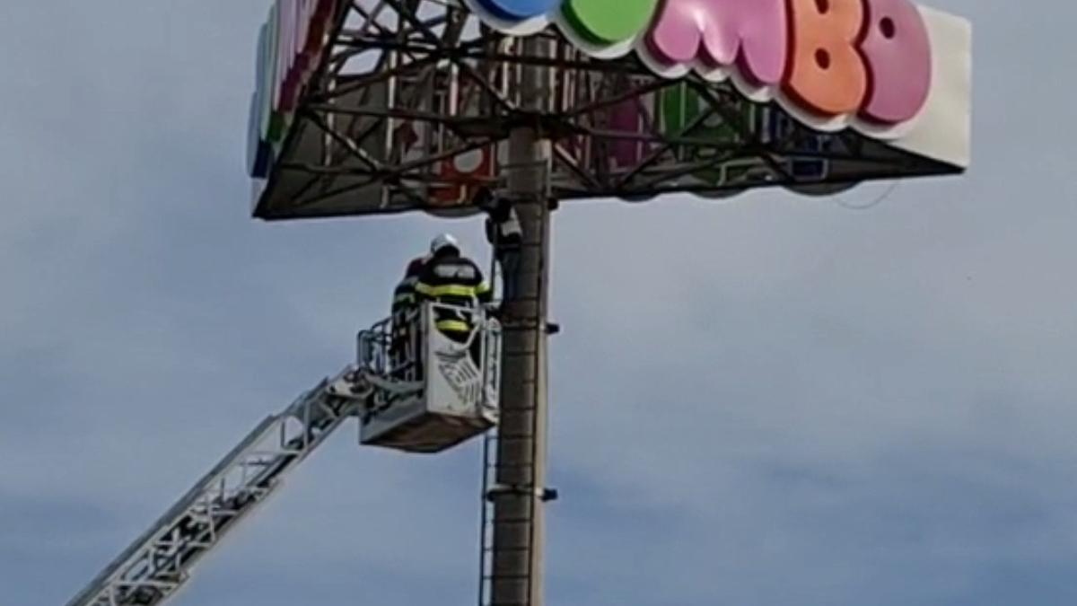 o tanara stalp parcarea hypermarket bucuresti