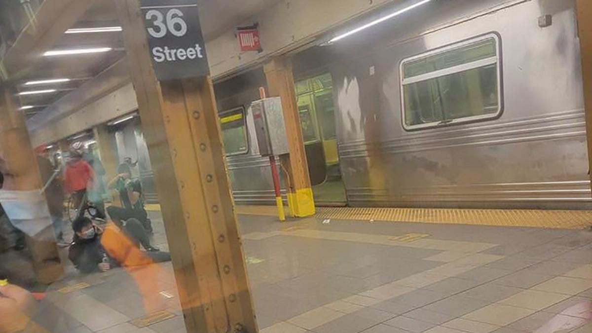 metrou new york atac suspect grenada fumigena