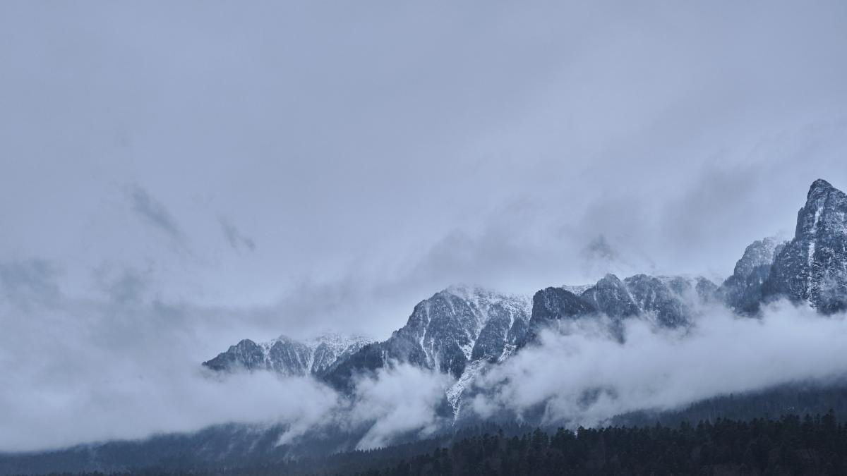 alerta turisti muntii bucegi risc insemnat avalansa meteorologi