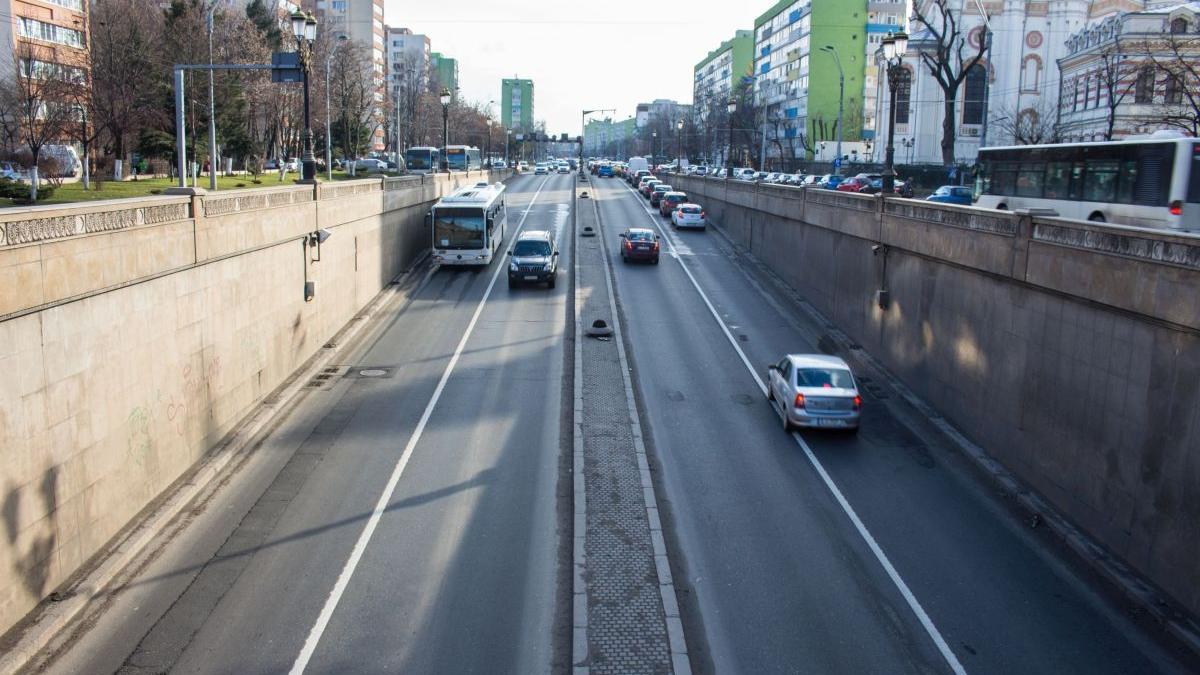 barbat cazut balustrada pasaj bucuresti