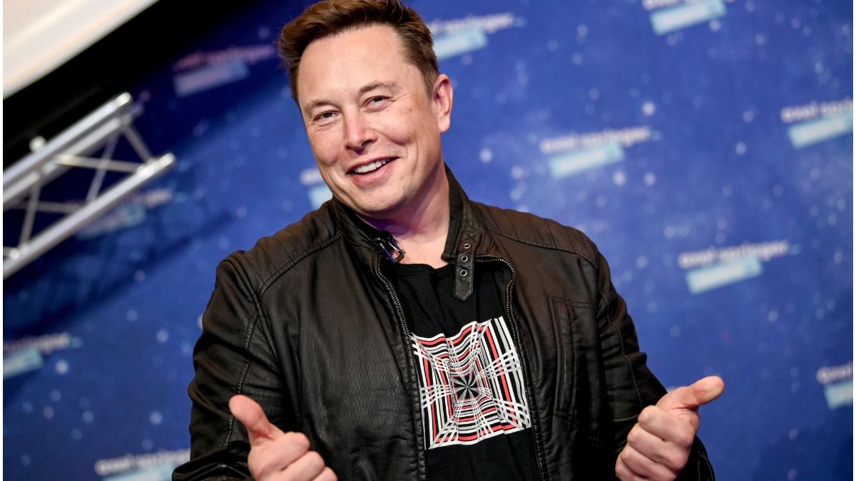 elon musk nu detine casa doarme prieteni