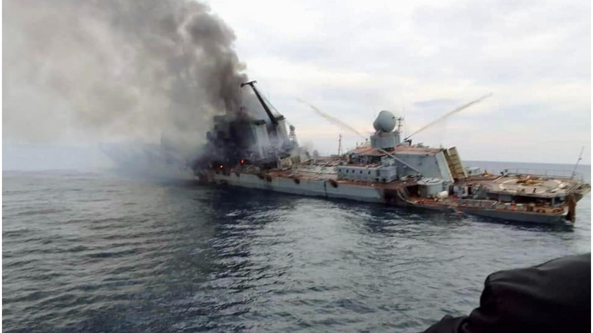 fotografie crucisator moscova foc