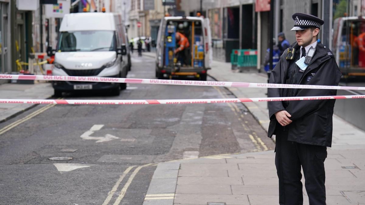 individ atac agenti politie cutit ministerul apararii britanic