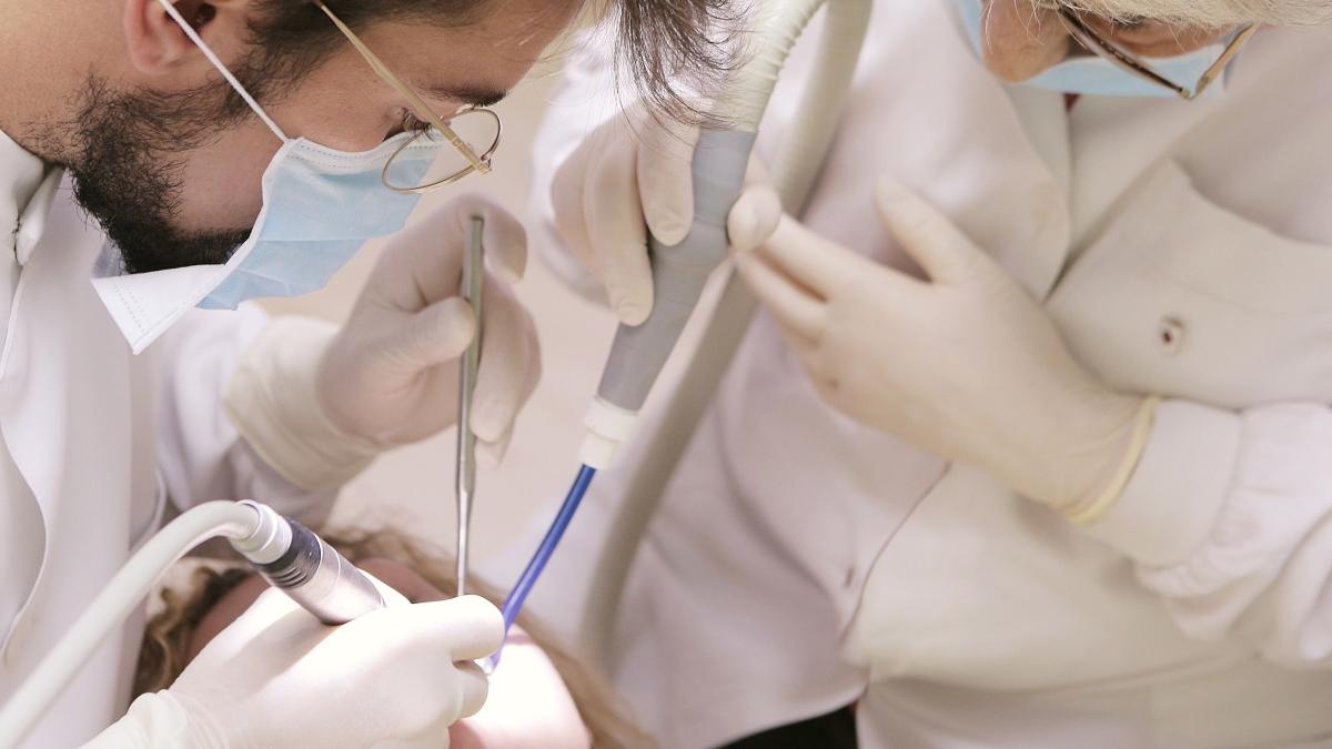 dentist femeie surubelnita italia