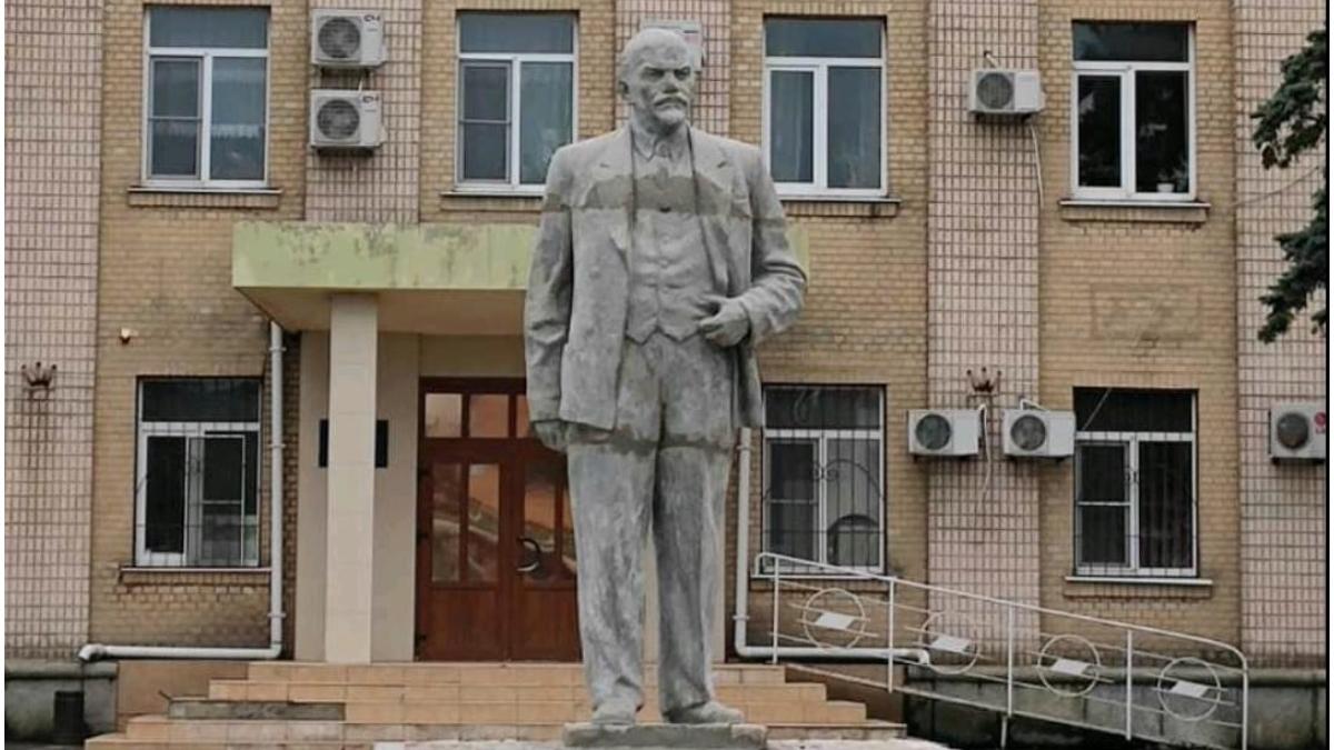 statuia lenin instalata rusi oras ucrainean crimeea